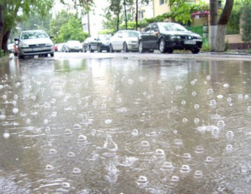 Cod galben de ploi şi vijelii în peste jumătate de ţară